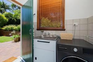מטבח או מטבחון ב-'Sunfields' Garden Hideaway between Beaches and CBD