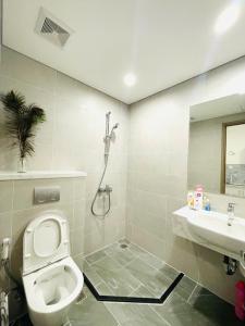 a bathroom with a toilet and a sink at Căn hộ Studio GH2 Vinhomes Grand Park in Long Bình +3 photos