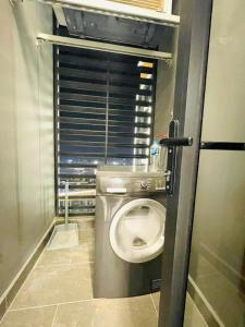 a small bathroom with a toilet with a window at Căn hộ Studio GH2 Vinhomes Grand Park in Long Bình