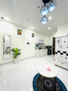 a white room with a table and a rug at Căn hộ Studio GH2 Vinhomes Grand Park in Long Bình