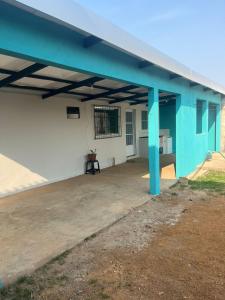 シャパダ・ドス・ギマランイスにあるCasa Tranquila e Familiar Para Temporada!のパティオのある大きな青と白の建物