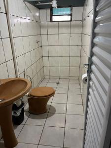 シャパダ・ドス・ギマランイスにあるCasa Tranquila e Familiar Para Temporada!のトイレと洗面台のあるバスルーム