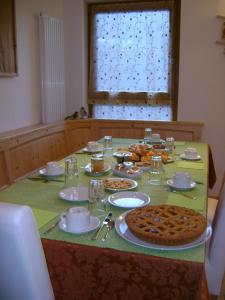 stół z tkaniną stołową z pizzą w obiekcie Agritur All'Olivo w mieście Faver