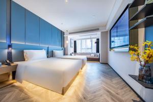 Ένα ή περισσότερα κρεβάτια σε δωμάτιο στο Atour Hotel Wuhan Wuchang Zhongnan Road