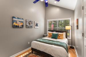 une chambre avec un lit et une fenêtre dans l'établissement 4bd Waterfront House in Lake Lanier with HotTub, FirePit, Wifi, Ping Pong and 2 Kaya, à Gainesville