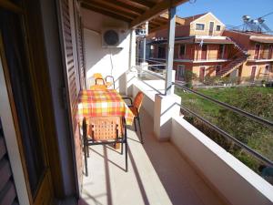 A balcony or terrace at Apartments Elli - Nikos