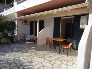 A balcony or terrace at Apartments Elli - Nikos