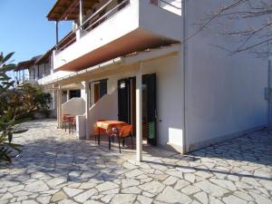 A balcony or terrace at Apartments Elli - Nikos