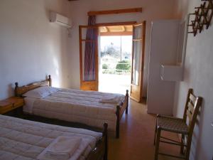 A bed or beds in a room at Apartments Elli - Nikos