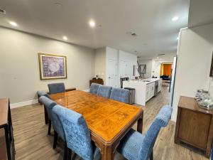 ein Esszimmer mit einem Holztisch und blauen Stühlen in der Unterkunft LUX Spacious Townhouse 4BR in DC in Washington