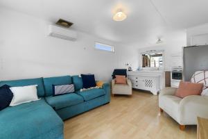 Posezení v ubytování The Blue Cottage - Waihi Beach Holiday Home