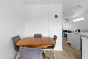 Kuchyň nebo kuchyňský kout v ubytování The Blue Cottage - Waihi Beach Holiday Home