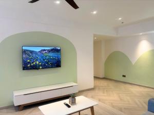 TV a/nebo společenská místnost v ubytování 3R12Pax Fahrenheit88 C10-14 Opposite Pavilion KL Bukit Bintang Kaite Homestay