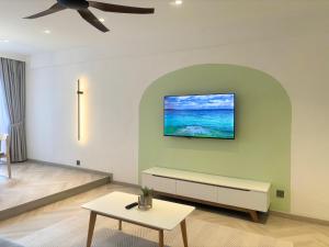 TV a/nebo společenská místnost v ubytování 3R12Pax Fahrenheit88 C10-14 Opposite Pavilion KL Bukit Bintang Kaite Homestay
