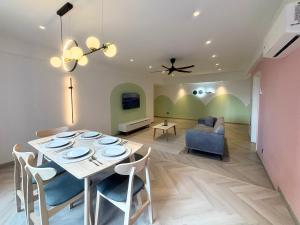 Posezení v ubytování 3R12Pax Fahrenheit88 C10-14 Opposite Pavilion KL Bukit Bintang Kaite Homestay