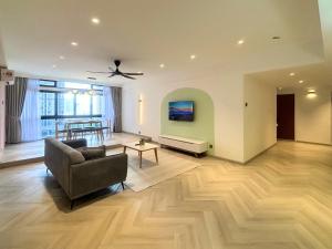 TV a/nebo společenská místnost v ubytování 3R12Pax Fahrenheit88 C10-14 Opposite Pavilion KL Bukit Bintang Kaite Homestay