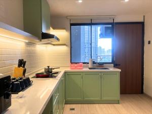Kuchyň nebo kuchyňský kout v ubytování 3R12Pax Fahrenheit88 C10-14 Opposite Pavilion KL Bukit Bintang Kaite Homestay