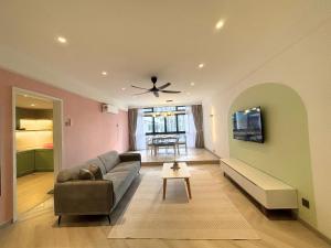 TV a/nebo společenská místnost v ubytování 3R12Pax Fahrenheit88 C10-14 Opposite Pavilion KL Bukit Bintang Kaite Homestay