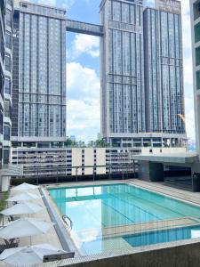 Bazén v ubytování 3R12Pax Fahrenheit88 C10-14 Opposite Pavilion KL Bukit Bintang Kaite Homestay nebo v jeho okolí