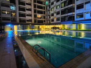 Bazén v ubytování 3R12Pax Fahrenheit88 C10-14 Opposite Pavilion KL Bukit Bintang Kaite Homestay nebo v jeho okolí