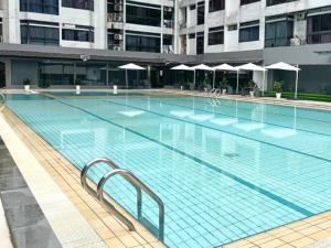 Bazén v ubytování 3R12Pax Fahrenheit88 C10-14 Opposite Pavilion KL Bukit Bintang Kaite Homestay nebo v jeho okolí