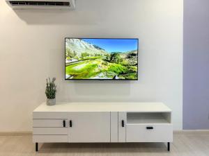 TV a/nebo společenská místnost v ubytování 3R12Pax Fahrenheit88 C10-14 Opposite Pavilion KL Bukit Bintang Kaite Homestay