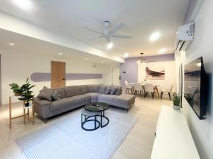 TV a/nebo společenská místnost v ubytování 3R12Pax Fahrenheit88 C10-14 Opposite Pavilion KL Bukit Bintang Kaite Homestay
