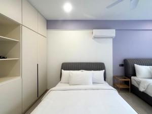 Postel nebo postele na pokoji v ubytování 3R12Pax Fahrenheit88 C10-14 Opposite Pavilion KL Bukit Bintang Kaite Homestay
