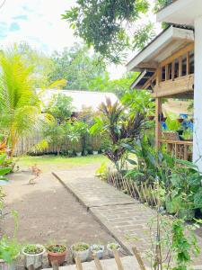 Marta House gili air外面的花园
