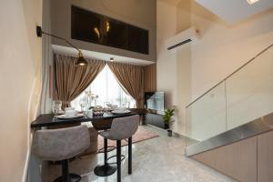 Posezení v ubytování Luxury Skyline Suite by PSM