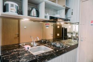 タンゲランにあるSimply and Comfortable Studio Apartment B Residence By Travelioのシンクとカウンタートップのあるキッチン