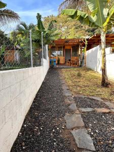 una casa con un muro de piedra y una valla en Cabañas del Lago, interior, en San Pedro La Laguna