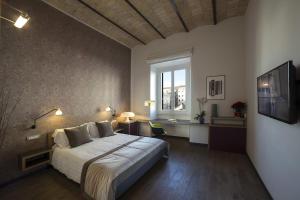 een slaapkamer met een groot bed en een raam bij Atypical Rooms in Rome