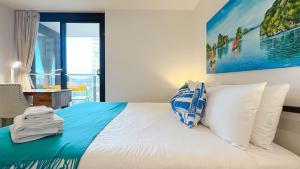 Ένα ή περισσότερα κρεβάτια σε δωμάτιο στο 27 Little Collins 2B2B by GoodLive