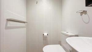 Ένα μπάνιο στο 27 Little Collins 2B2B by GoodLive +17 φωτογραφίες