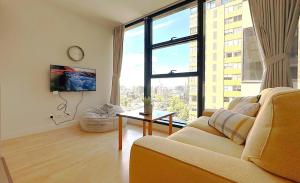 Μια τηλεόραση ή/και κέντρο ψυχαγωγίας στο 27 Little Collins 2B2B by GoodLive