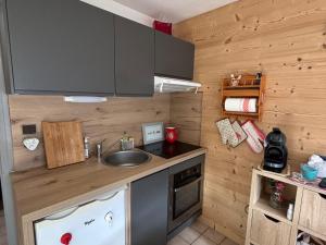 eine Küche mit Spüle und Arbeitsplatte in der Unterkunft Studio cosy avec terrasse et parking à La Chapelle-d'Abondance - FR-1-692-107 in La Chapelle-dʼAbondance