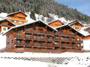 ein großes Gebäude mit Schnee auf einem Berg in der Unterkunft Studio cosy avec terrasse et parking à La Chapelle-d'Abondance - FR-1-692-107 in La Chapelle-dʼAbondance + 5 Fotos