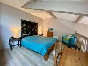 Postel nebo postele na pokoji v ubytování Cambo-les-Bains : Grand Studio Duplex avec Terrasse et Parking, Animaux Acceptés - FR-1-495-147