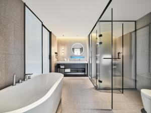 Ванна кімната в Country Inn&Suites By Radisson, Xi'an Bell and Drum Tower Flagship