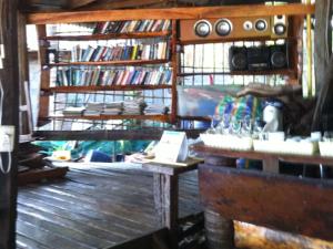 Perpustakaan di rumah tamu ini