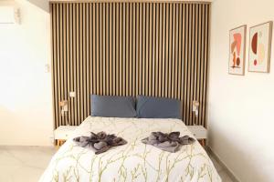 En eller flere senge i et værelse på Sunset sunny balcony & sea views