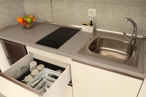 Køkken eller tekøkken på Sunset sunny balcony & sea views + 18 billeder