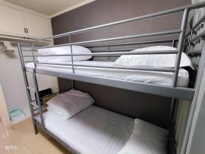 a couple of bunk beds in a room at avanti house大橋A3 in Shiobaru