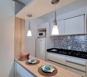 Una cocina con una mesa con dos platos encima. en Prédio Central, en Curitiba