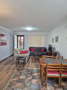 Posezení v ubytování Champion Bay Beach Unit, with own carport,