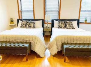 ロング・アイランド・シティにあるLa Quinta Loftのベッド2台とソファのある寝室