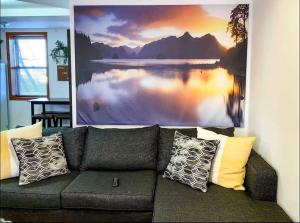 ロング・アイランド・シティにあるLa Quinta Loftの壁画のあるリビングルーム(ソファ付)