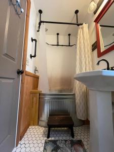 Un baño con lavabo y ducha en Kataluma Inn, Sandpoint, Idaho - Entire Cozy Cabin, Pet Friendly, en Sandpoint 26 fotos más