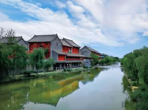 洛阳Qichi Waterfront B&B Hotel的河边建筑物前的河流